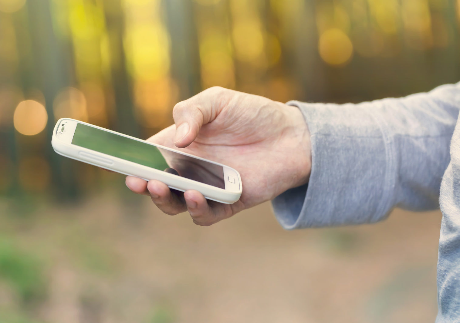 hand holding cellphone